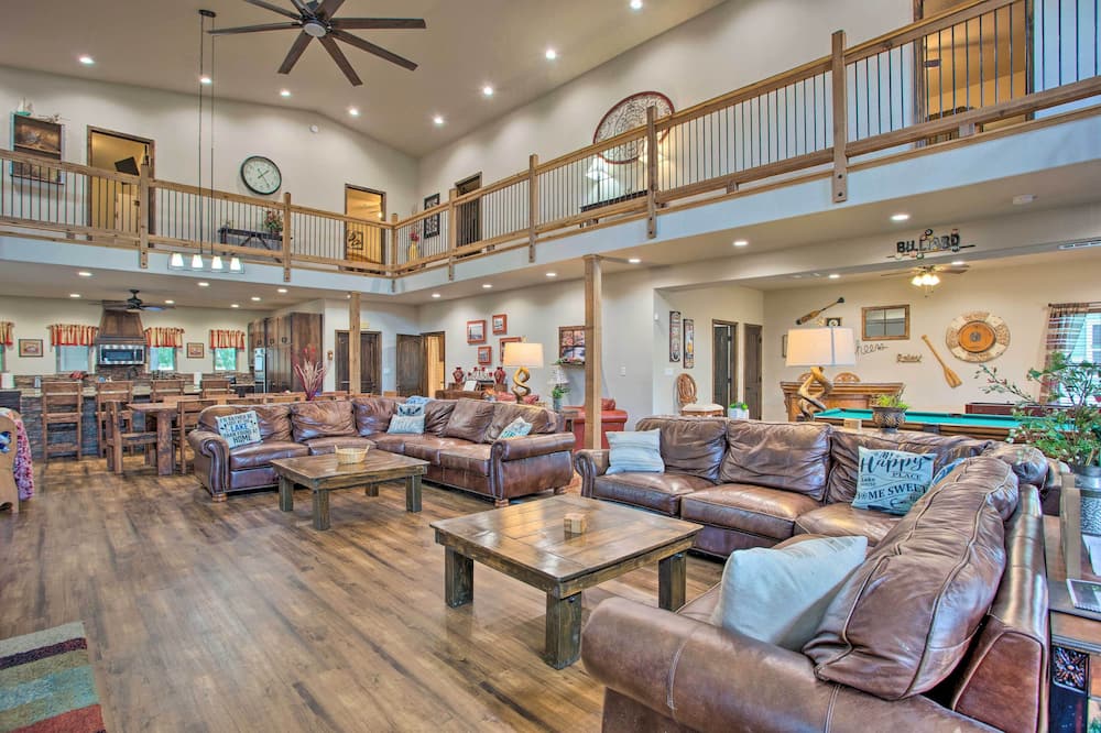 All-encompassing Family Retreat Near Lake Texoma! - Gordonville, TX