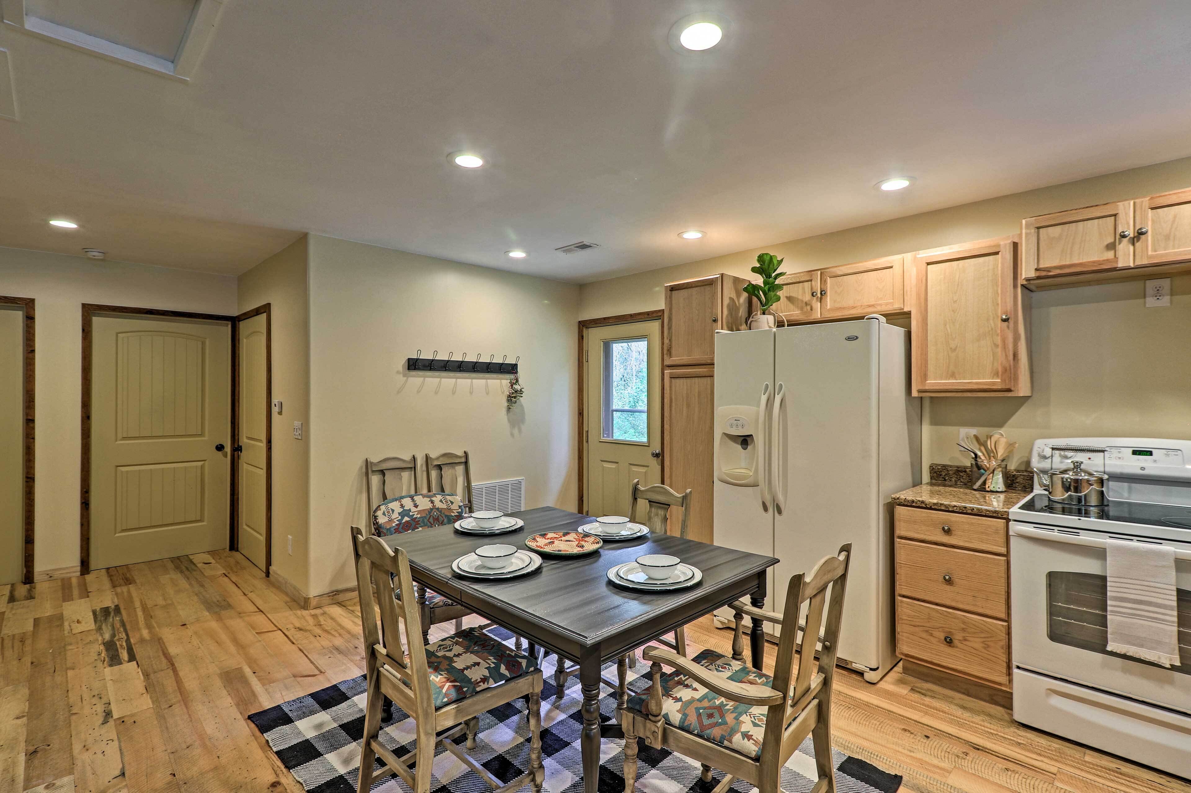 Cozy & Secluded Cabin - 4 Mi to Glacier Nat'l Park