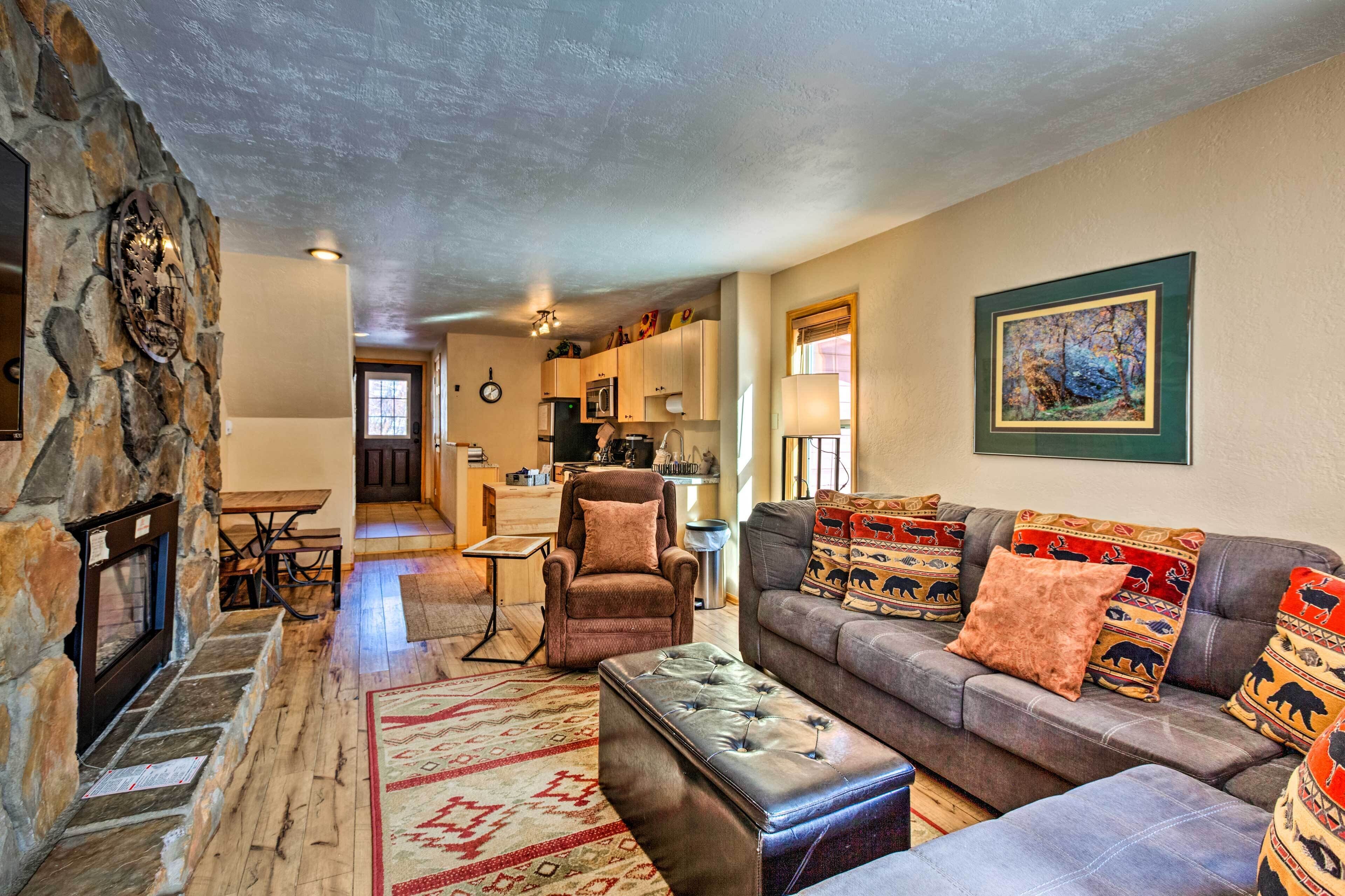 Waterfront Red River Haven: Walk to Ski Lift!