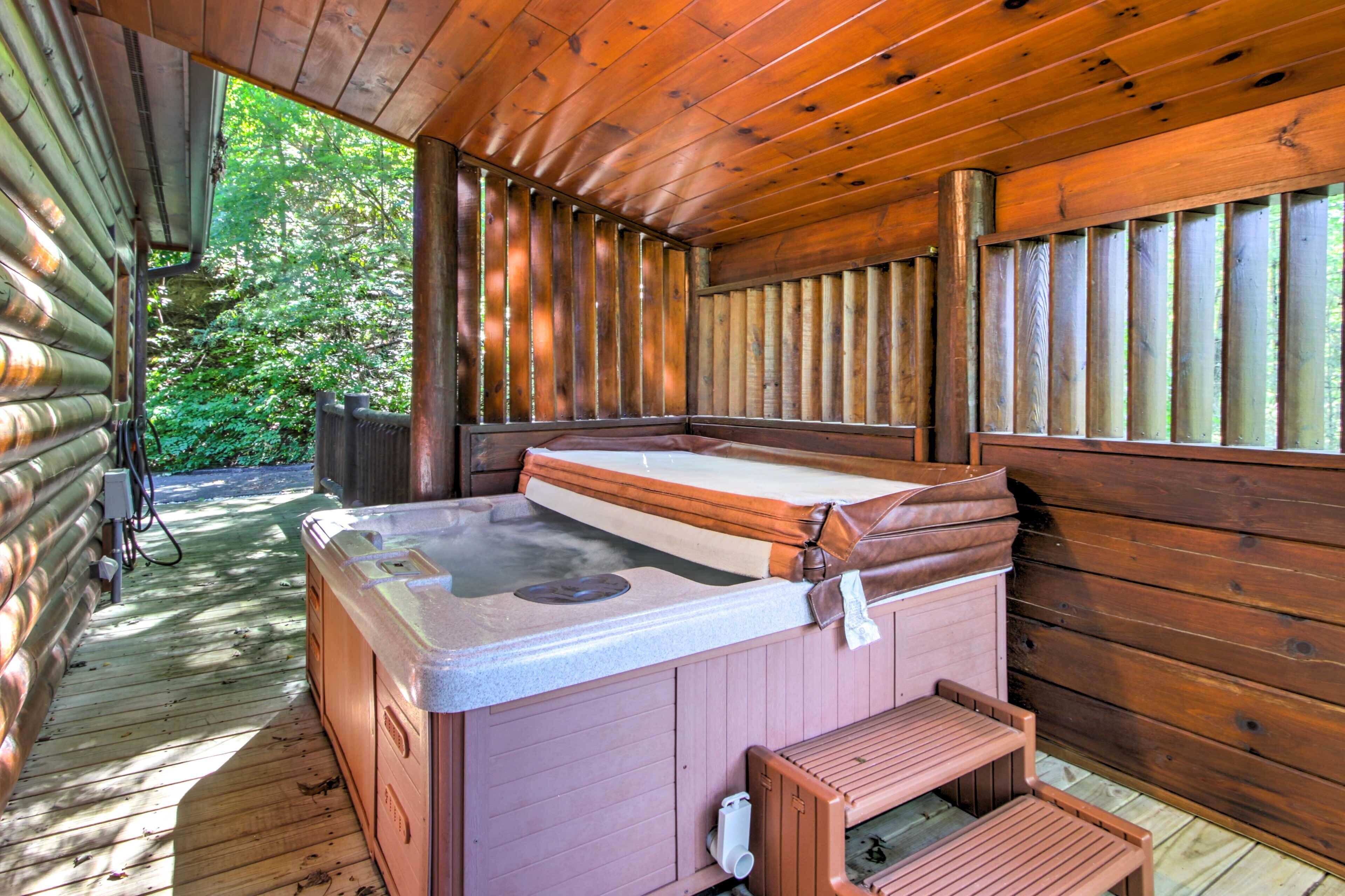 Rustic Smoky Mountain Cabin w/ Hot Tub & Fireplace