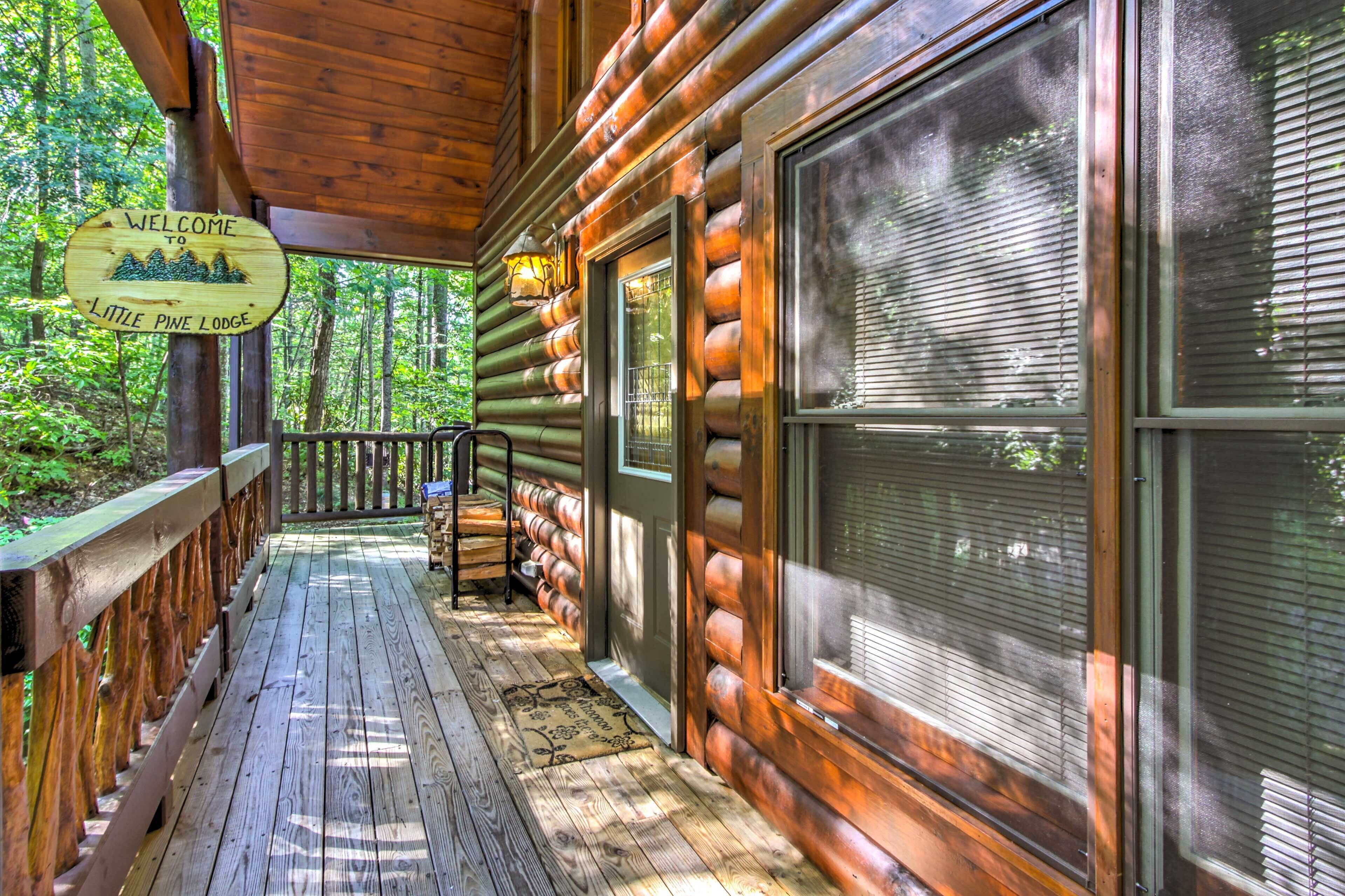 Rustic Smoky Mountain Cabin w/ Hot Tub & Fireplace
