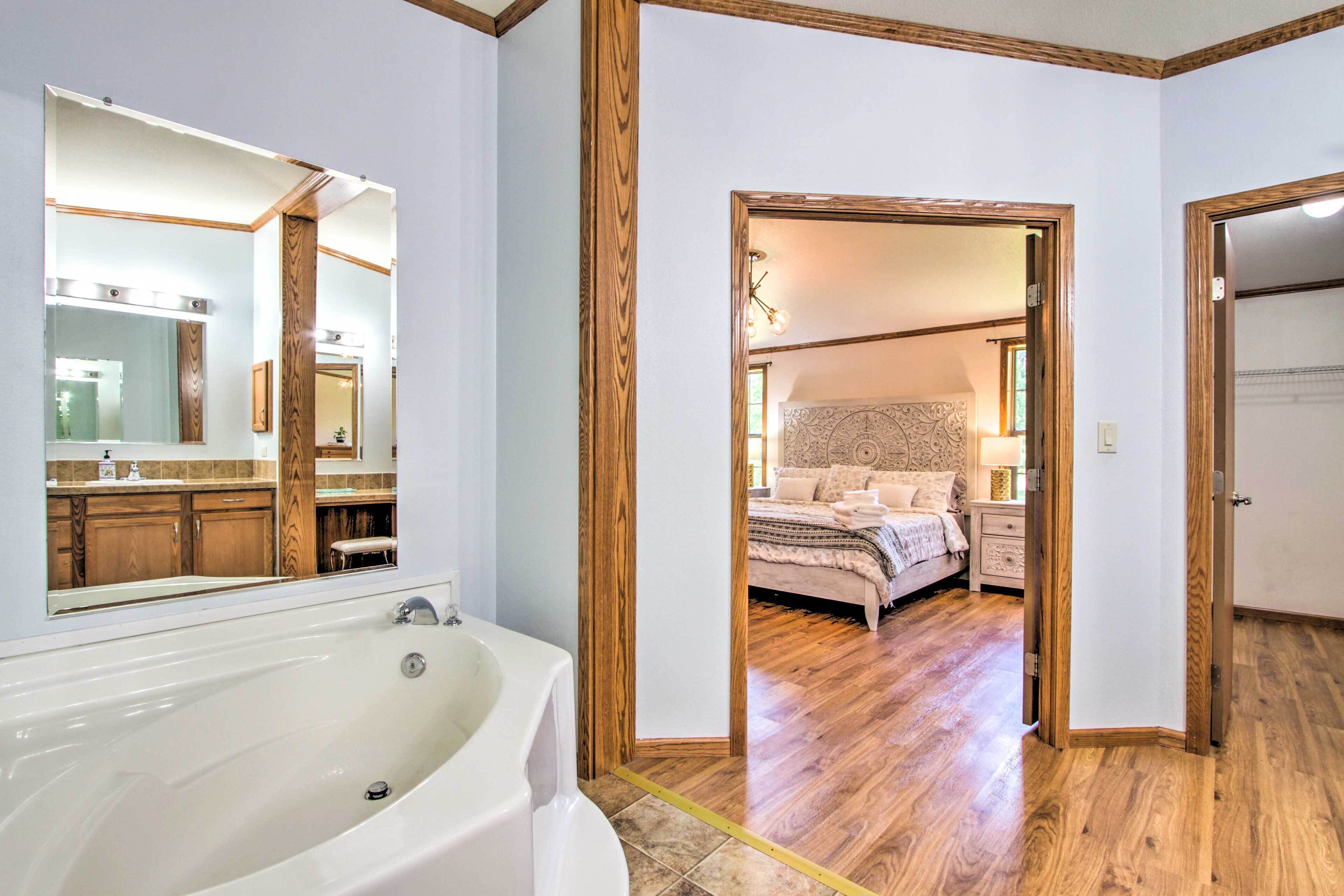 Sunny Wisconsin Dells Apartment w/ Deck & Fire Pit