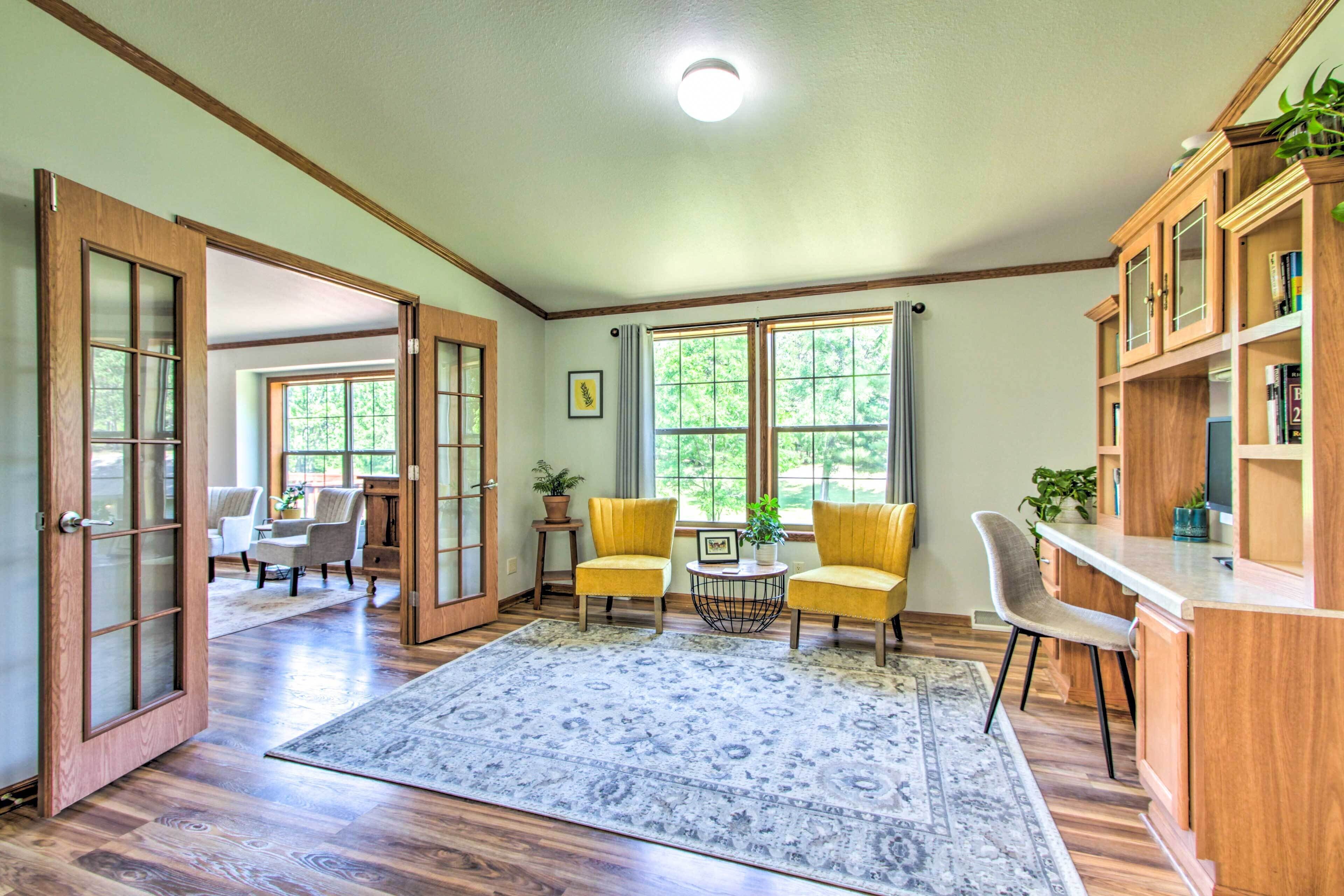 Sunny Wisconsin Dells Apartment w/ Deck & Fire Pit