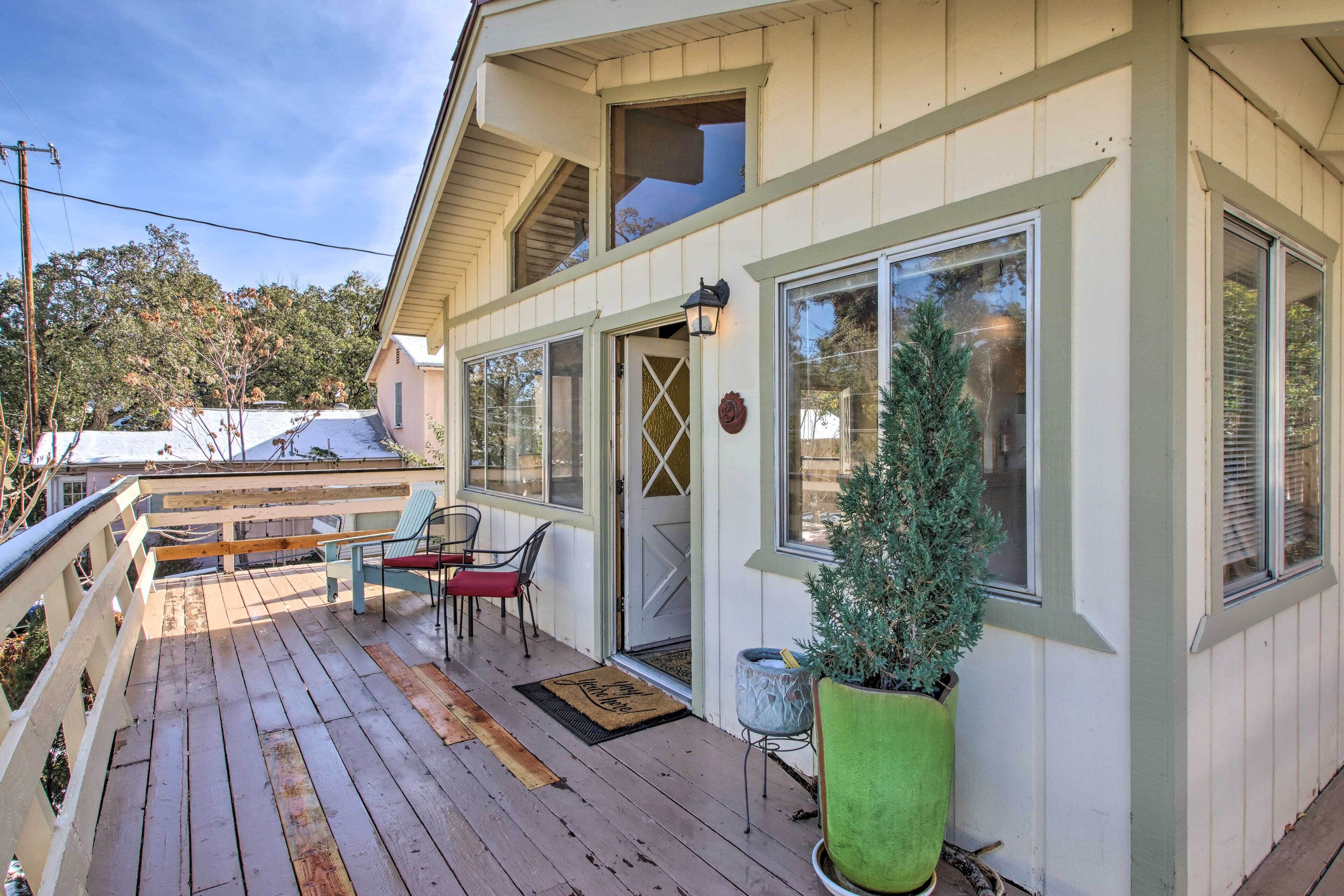 Cozy Cabin w/ Deck - Near Frazier Mtn Park