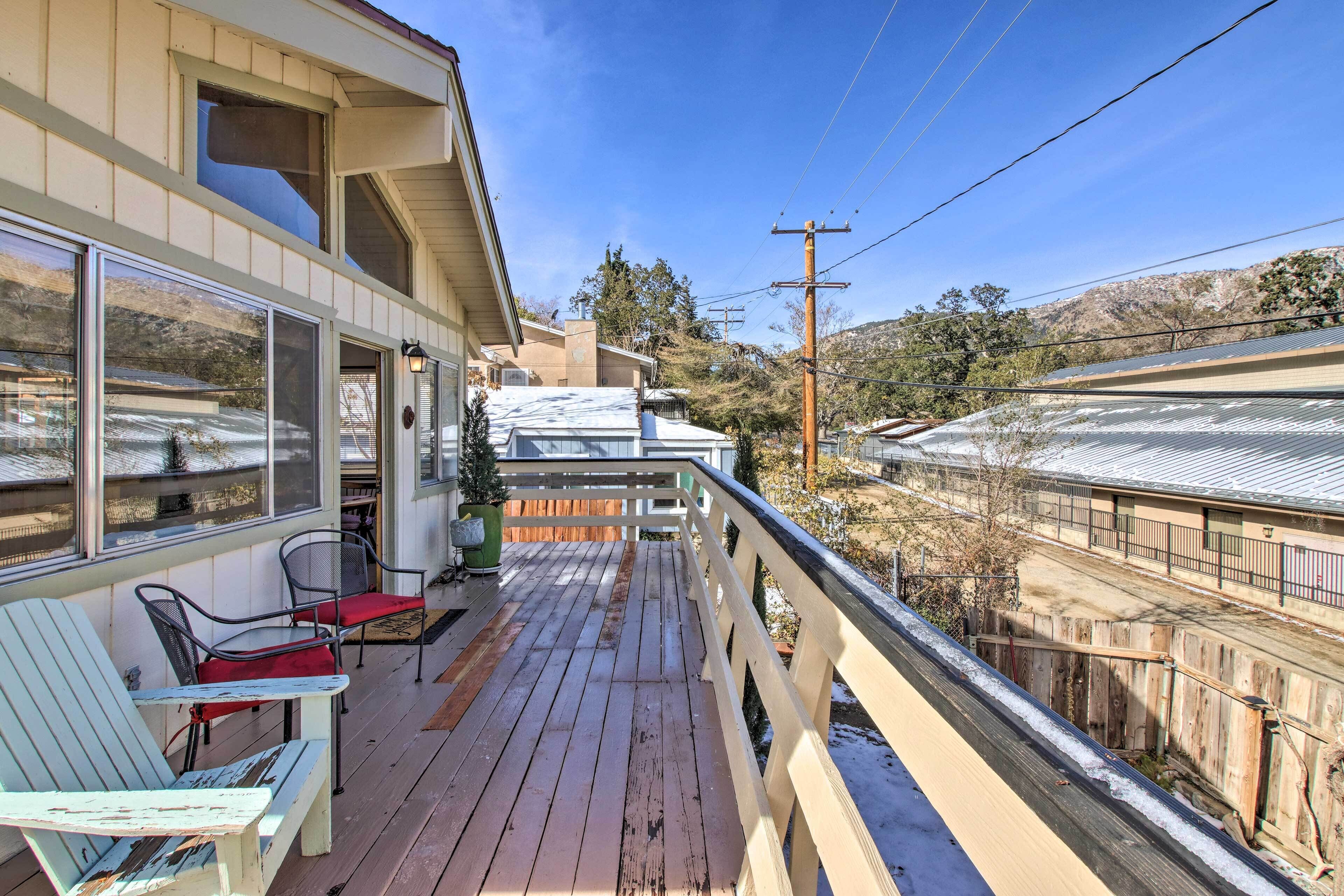 Cozy Cabin w/ Deck - Near Frazier Mtn Park