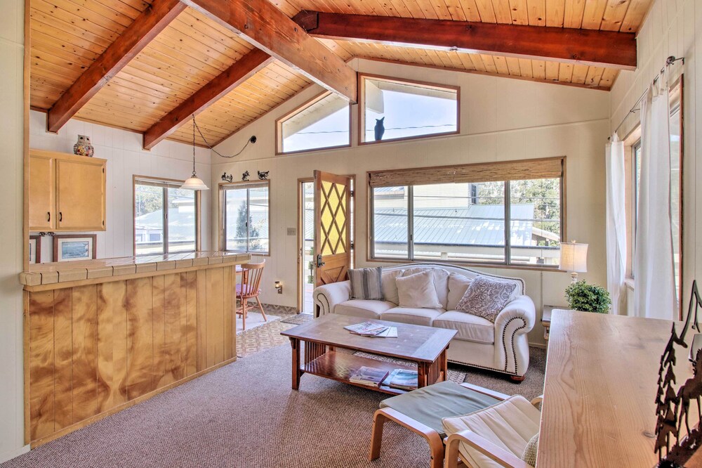 Cozy Cabin w/ Deck - Near Frazier Mtn Park