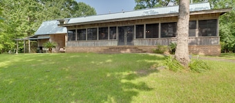 Beautiful Toledo Bend Retreat w/ Private Dock