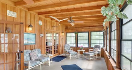 Beautiful Toledo Bend Retreat w/ Private Dock