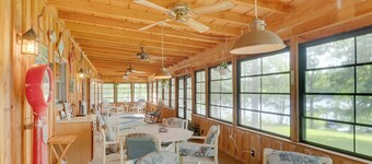 Beautiful Toledo Bend Retreat w/ Private Dock