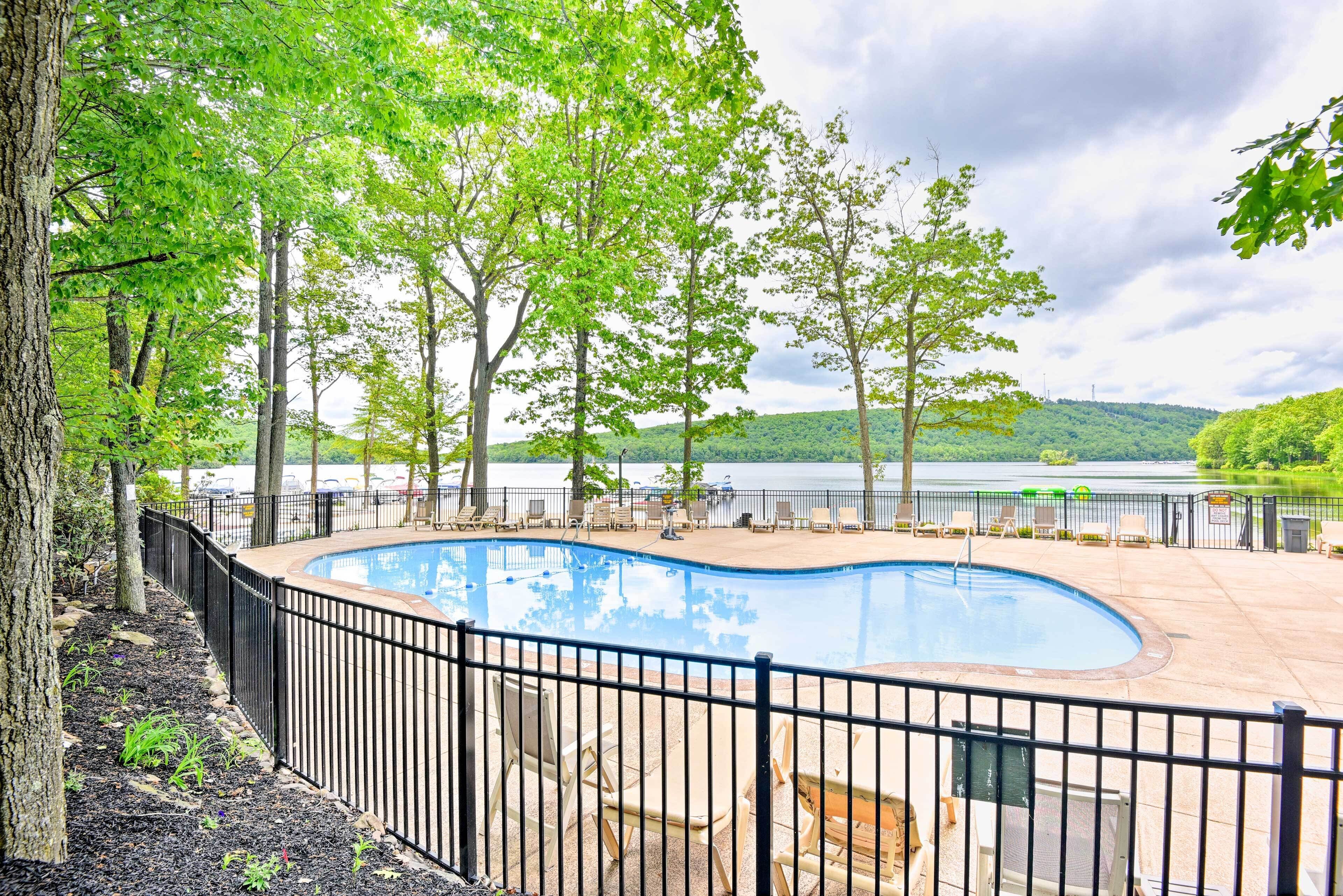 Chic Poconos Retreat Next to Boulder Lake!