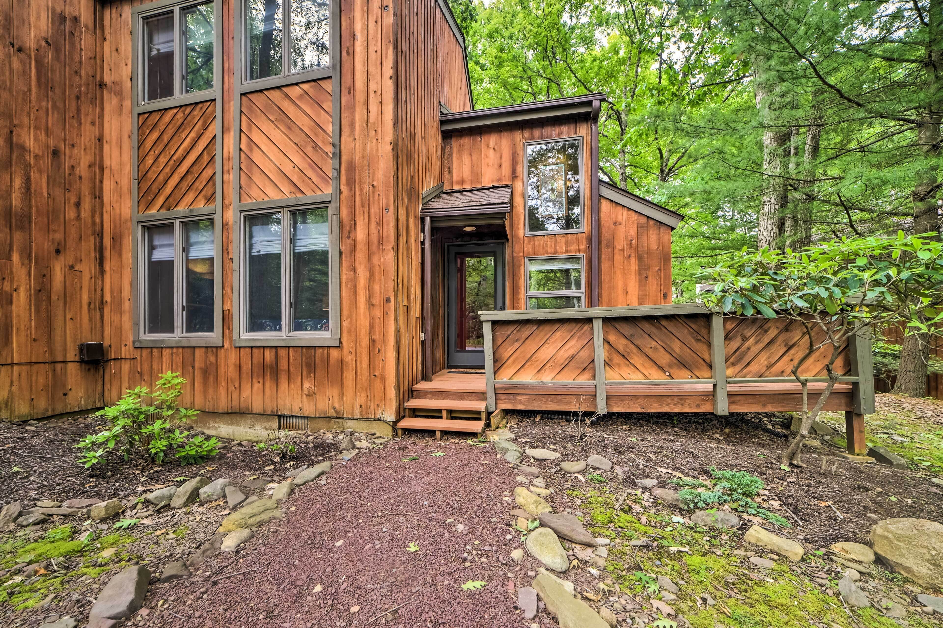 Chic Poconos Retreat Next to Boulder Lake!