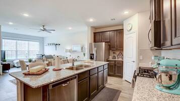 Apartment (2 Bedrooms) | Private kitchen | Microwave, oven, stovetop, dishwasher