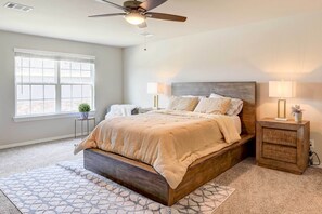 2 عدّة غرف نوم ومساحة عمل للكمبيوتر المحمول ومكواة/لوح كي وملاءات أسرّة