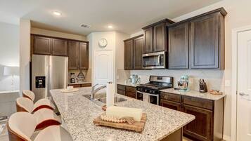 Apartment (2 Bedrooms) | Private kitchen | Microwave, oven, stovetop, dishwasher