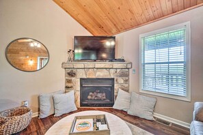 House (3 Bedrooms) | Interior - Sevierville Cabin w/ Mtn Views, 10 Mi to Dollywood (Sevierville)