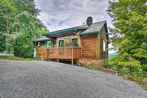 House (3 Bedrooms) | Interior - Sevierville Cabin w/ Mtn Views, 10 Mi to Dollywood (Sevierville)