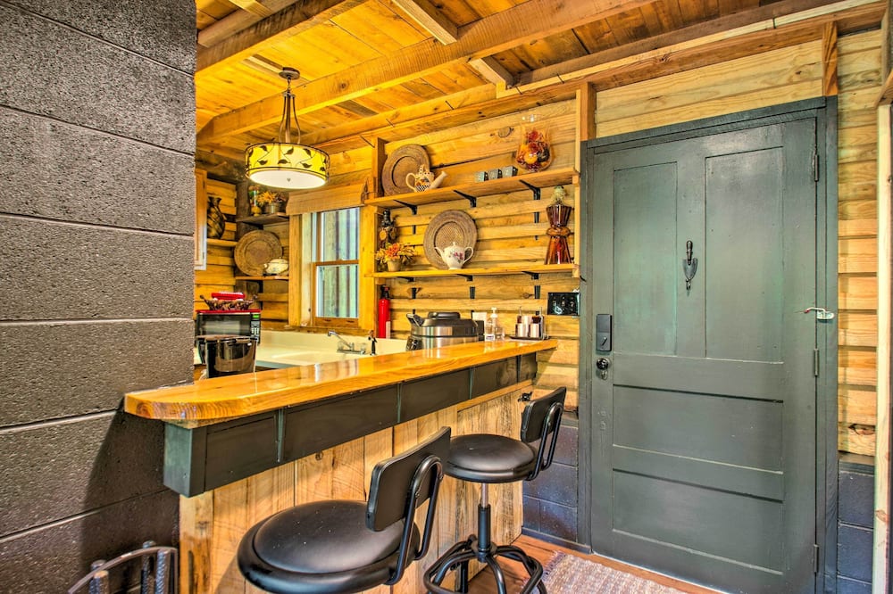 Charming Lakefront Cabin: Fish, Hike & More! - Virginia