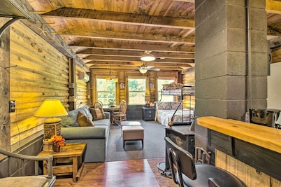 Charming Lakefront Cabin: Fish, Hike & More!