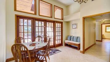 House (5 Bedrooms) | Interior