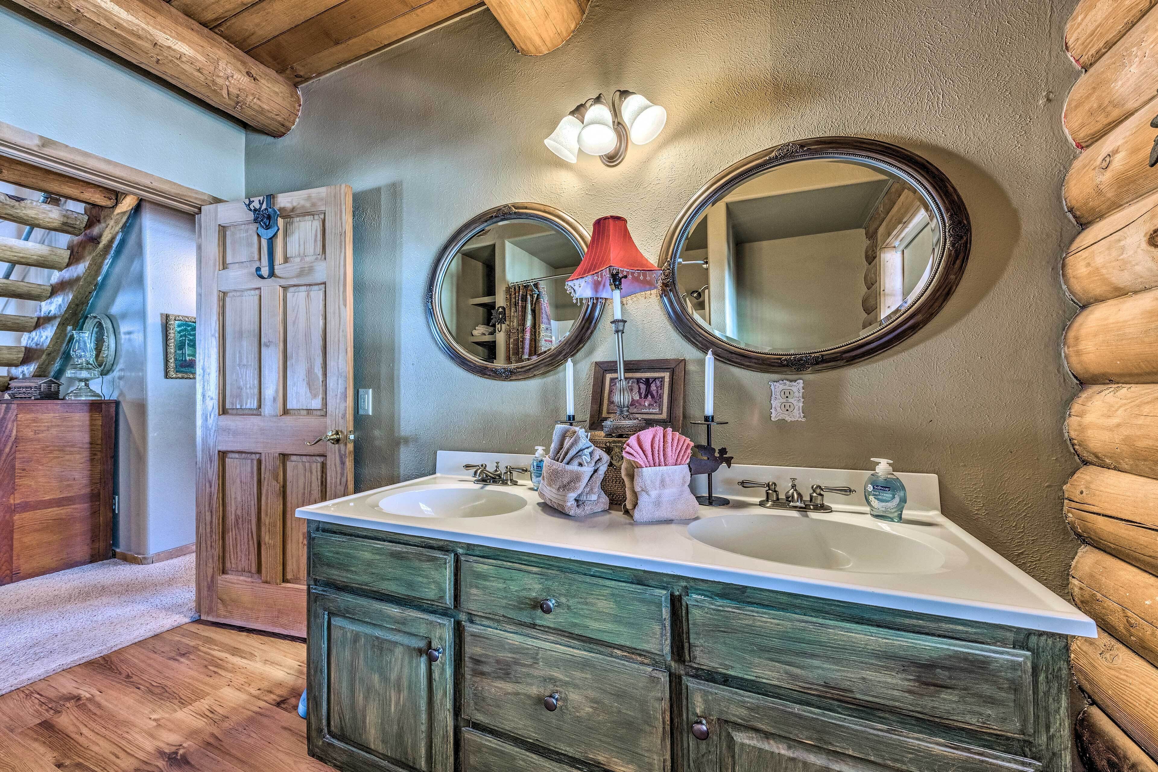 Charming Alto Cabin on 2 Acres w/ Large Porch