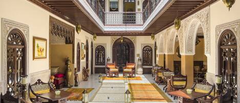 32-inch Smart TV with satellite channels, TV