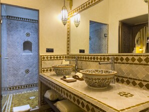 Suite de lujo | Baño | Ducha y cabezal de ducha tipo lluvia