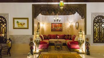 32-inch Smart TV with satellite channels, TV