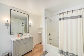 House (4 Bedrooms) | Bathroom | Shower - Sagle Family Getaway < 1 Mi to River & Beach (Sagle)