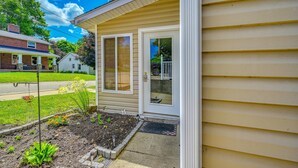 A residential house with a front porch, a small garden, and a garage. - 'the Shady Cottage' < 1 Mi to Downtown Millersburg (Millersburg)