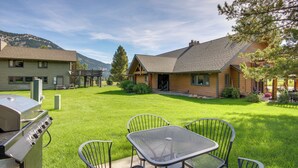 A backyard with a grill, metal table, and chairs. - Cozy Condo Near Golf, 7 Mi to Big Sky Resort! (Big Sky)
