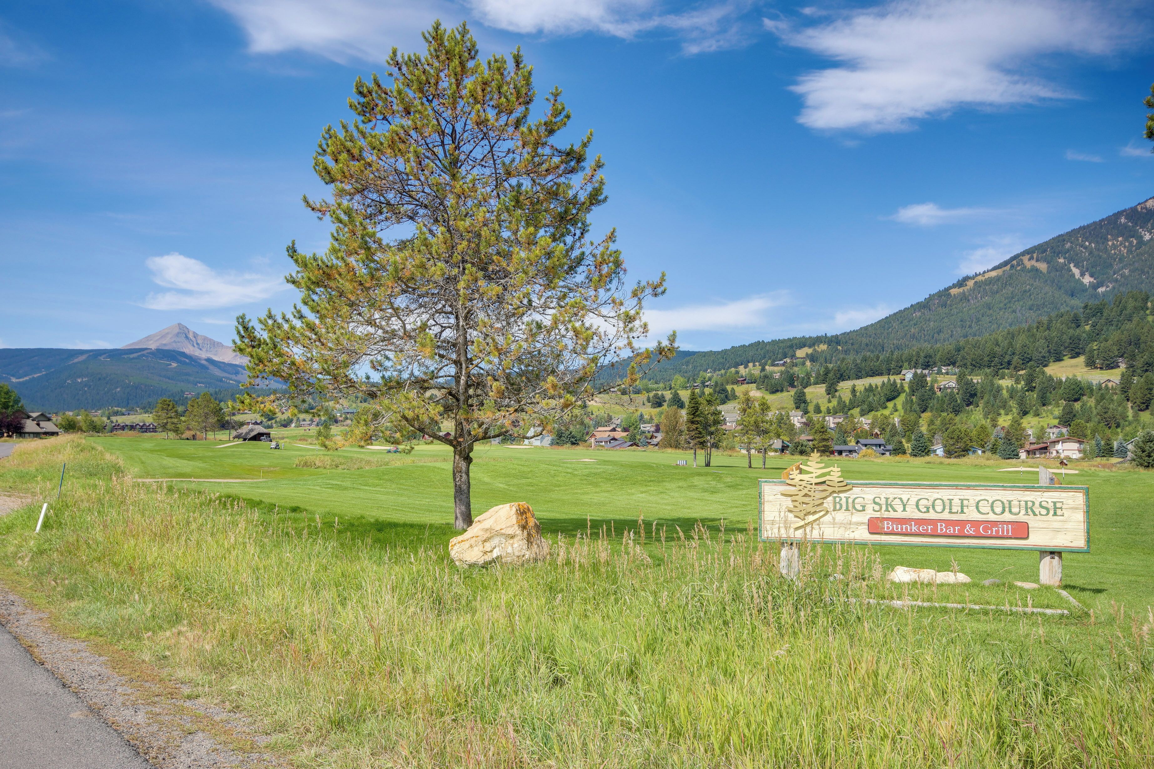 A golf course sign with a bunker bar and grill.