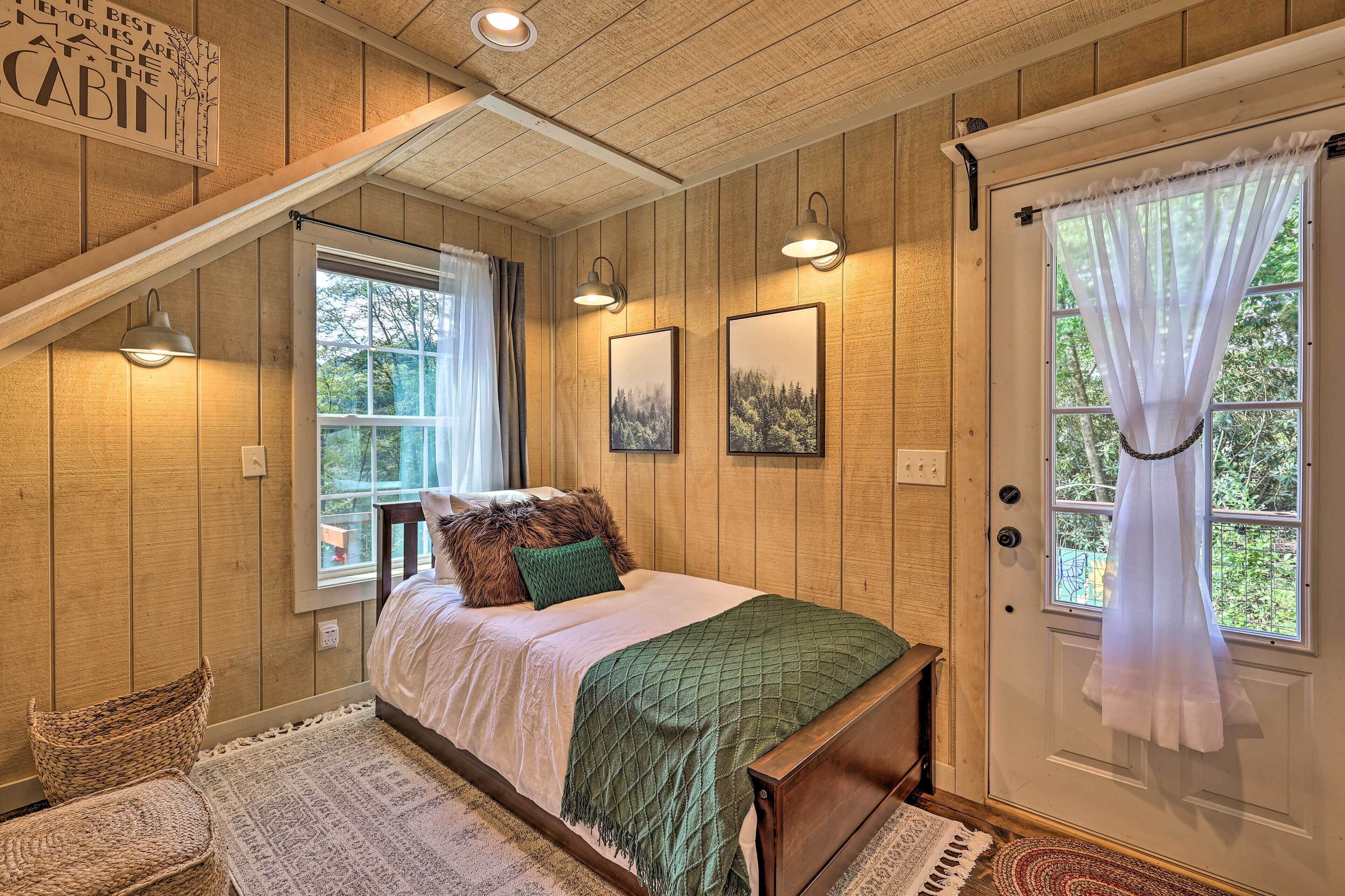 Private Lansing Oasis, 8 Miles to Creeper Trail!