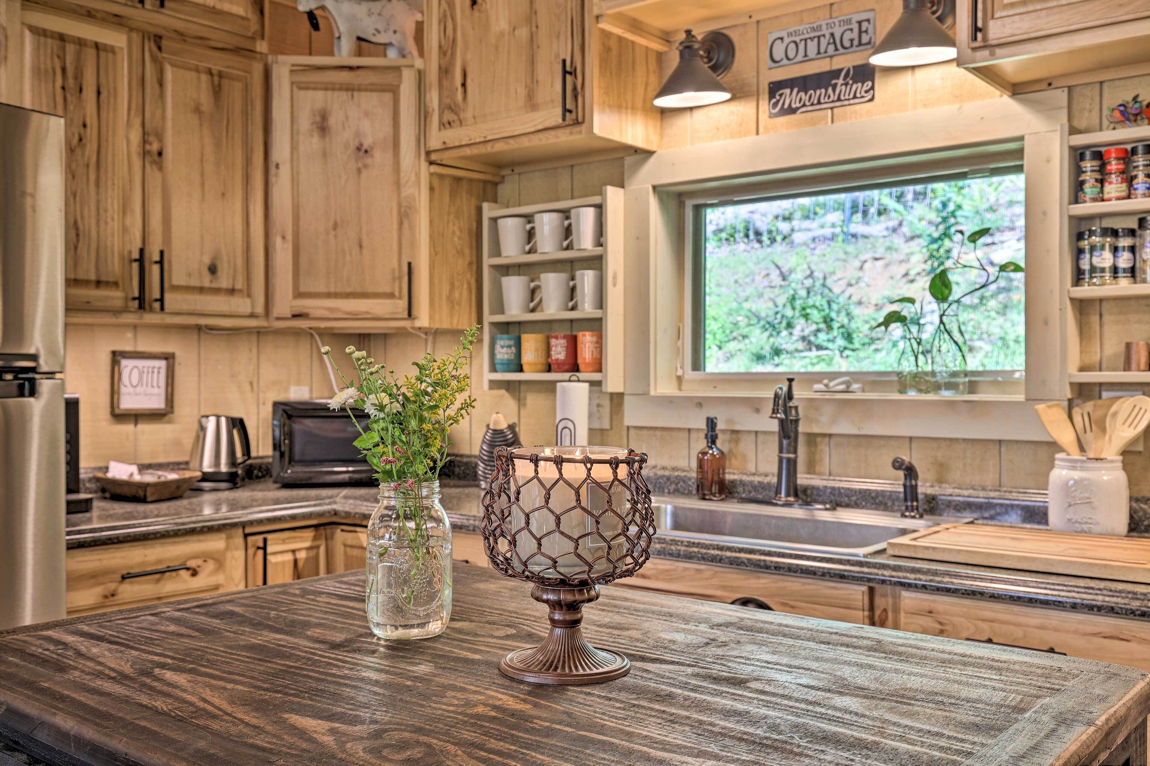 Private Lansing Oasis, 8 Miles to Creeper Trail!