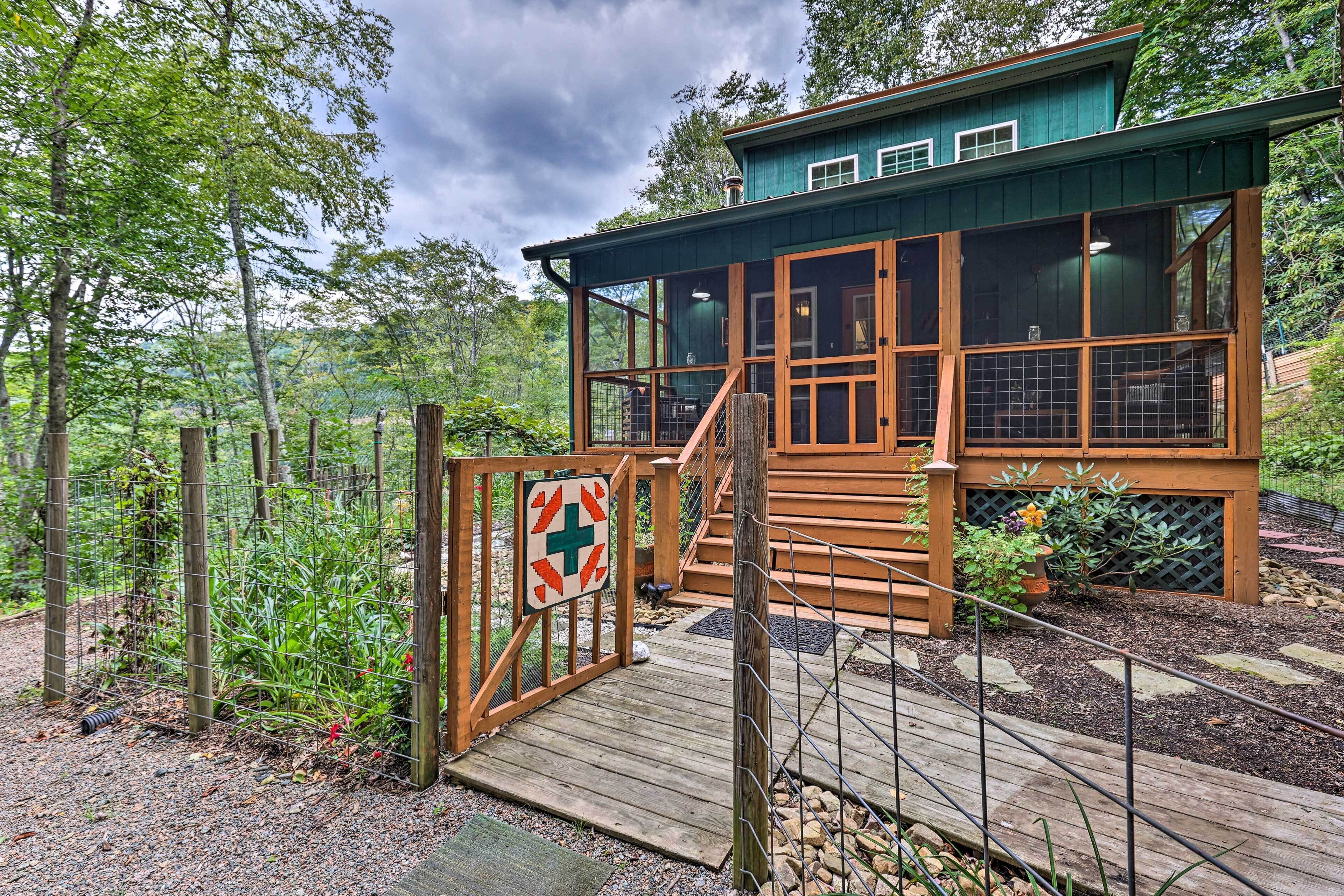 Private Lansing Oasis, 8 Miles to Creeper Trail!