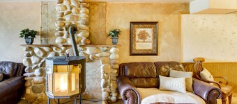 Main Street Townhome - 12 Miles to Bear Lake!