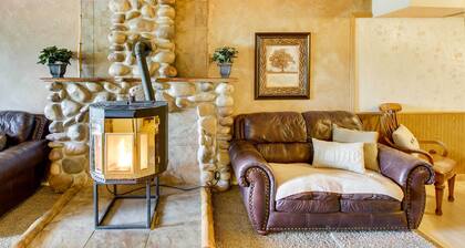 Main Street Townhome - 12 Miles to Bear Lake!