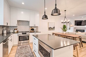 Apartment (2 Bedrooms) | Interior - Modern-chic Provo Townhome 1 Mi to BYU Campus (Provo)