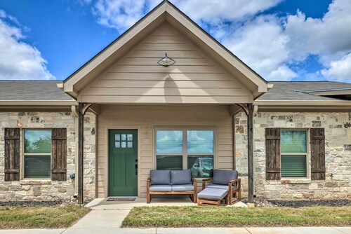 Single-story Condo < 1 Mile From Downtown!