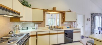 Charming Retreat w/ Deck ~ 4 Mi From Casco Bay!