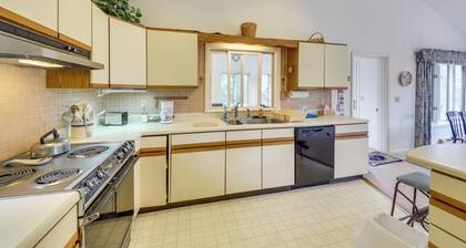 Charming Retreat w/ Deck ~ 4 Mi From Casco Bay!