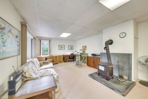 House (4 Bedrooms) | Interior - Charming Retreat w/ Deck ~ 4 Mi From Casco Bay! (Orrs Island)