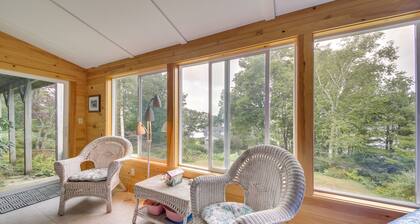 Charming Retreat w/ Deck ~ 4 Mi From Casco Bay!