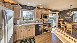 Interior - Cozy Kansas City Home w/ Yard - 9 Mi to Dtwn! (Kansas City)