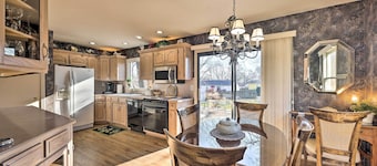 Cozy Kansas City Home w/ Yard - 9 Mi to Dtwn!