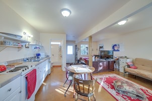 Una cocina amplia con comedor, sofá y televisor.
