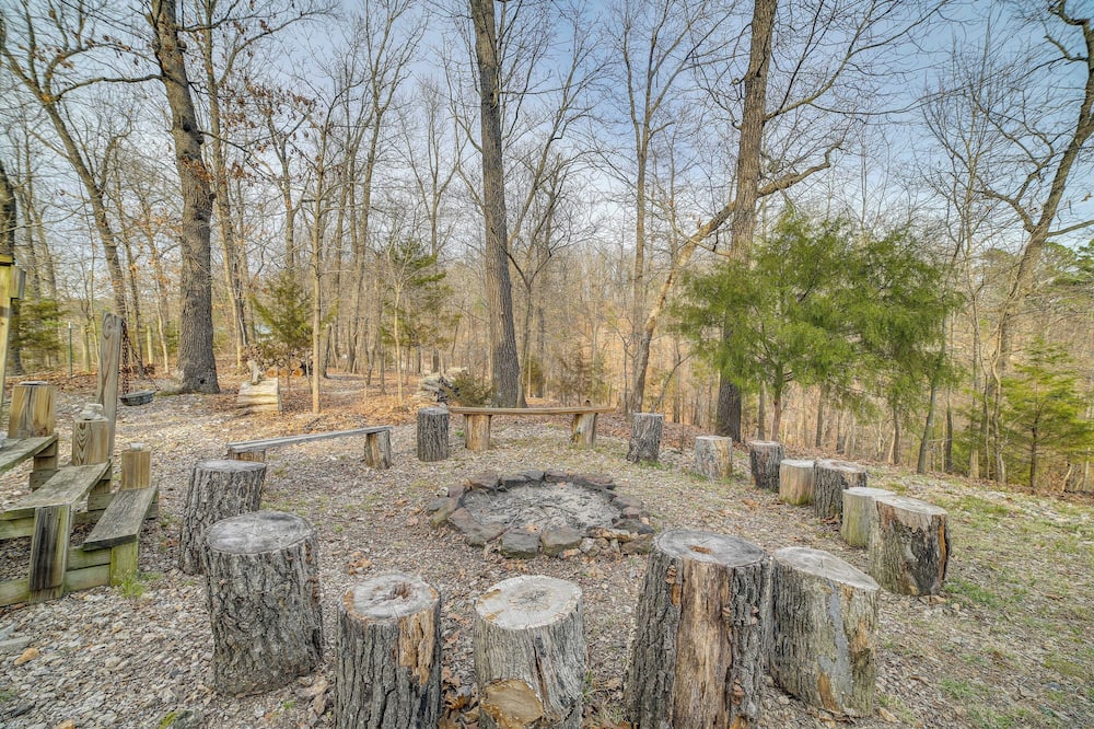 Cozy Rogers Studio Apt w/ Lake Access & Fire Pit! - Prairie Creek, AR