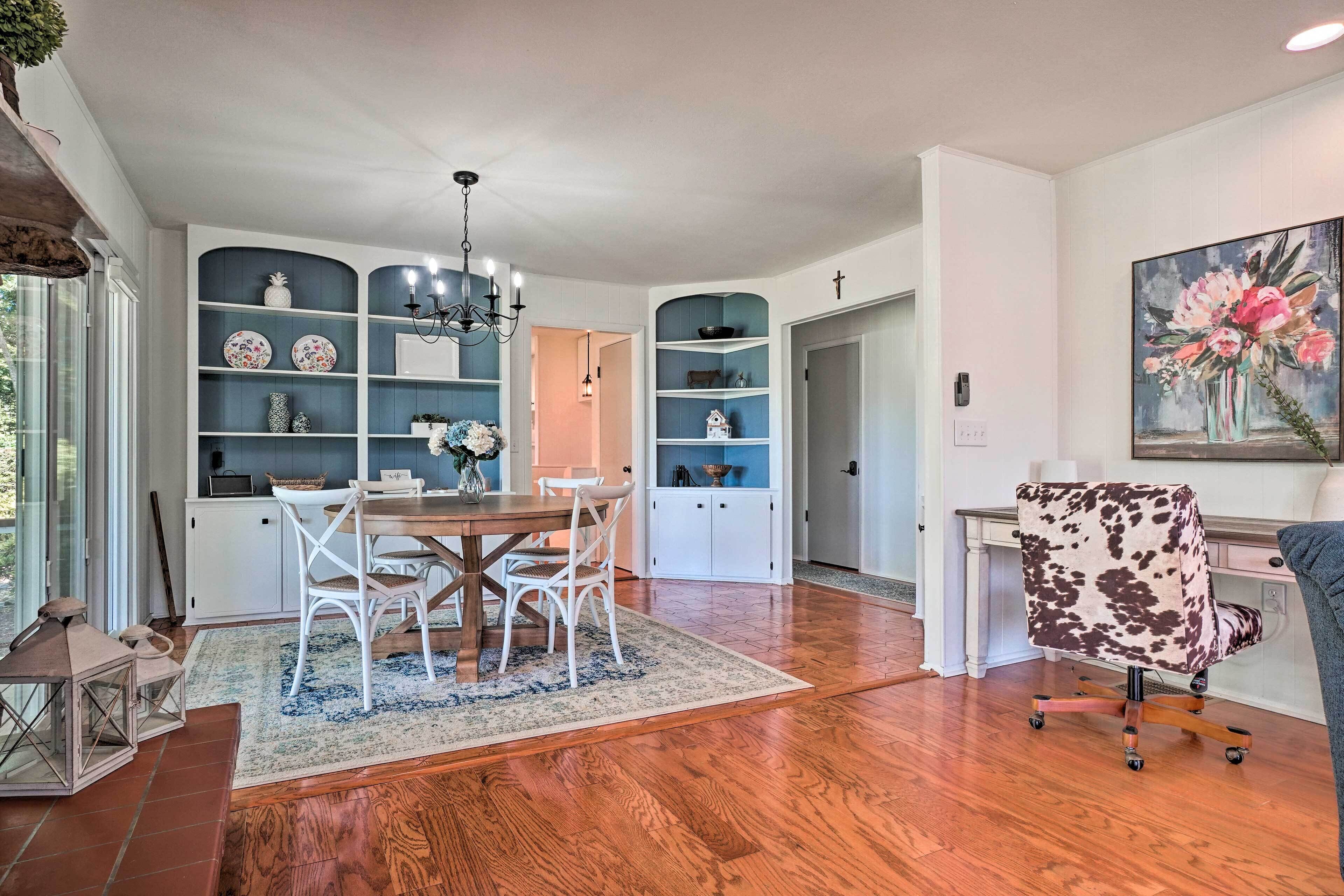 Spacious Family Retreat w/ Lake & Mtn Views!