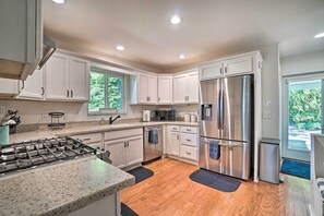 Interior - Hayesville Lake Getaway w/ Balcony & Mtn Views! (Hayesville)