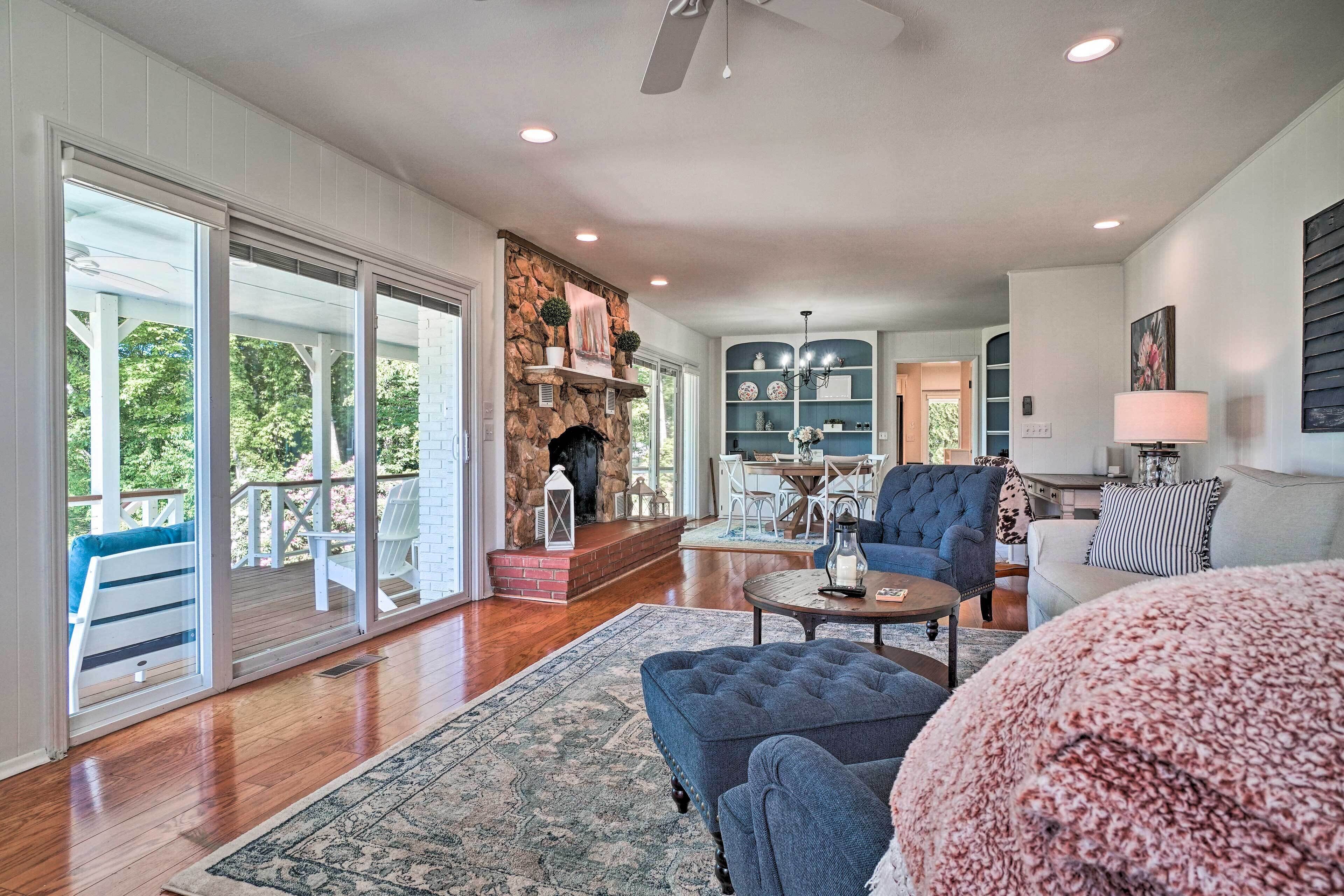 Spacious Family Retreat w/ Lake & Mtn Views!