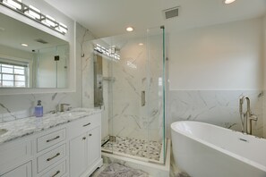 Bathroom - Expansive Long Island Abode: Yard & Balconies! (Freeport)